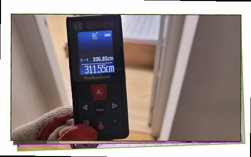 연수구 누수탐지 천장과 벽면에 나타난 누수 흔적을 비교하는 모습