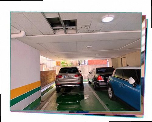 누수탐지 배관 위치와 습도 분포를 비교하며 점검하는 모습
