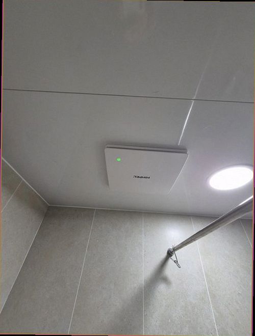 제물포구 누수탐지 누수 원인을 구분하기 위해 배관 주변을 확인하는 현장 점검