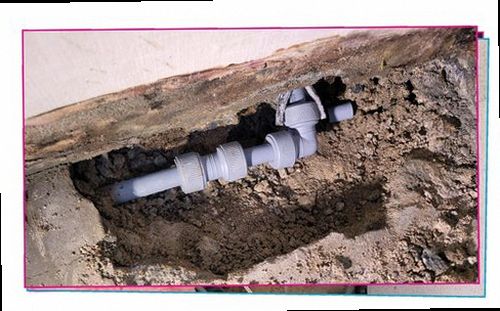 아산시 누수탐지 천장과 벽면의 누수 흔적을 확인하는 모습