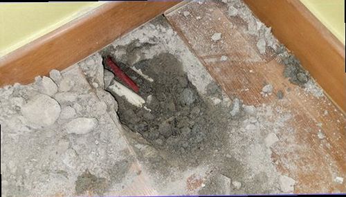강남구 누수탐지 계량기와 주변 바닥의 물기 여부를 확인하는 모습