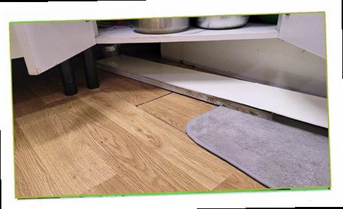 누수탐지 배관과 벽체의 수분 상태를 단계별로 점검하는 모습