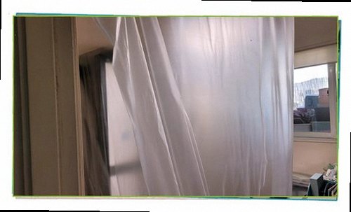 노원구 누수탐지 천장과 벽면에 나타난 누수 흔적을 확인하는 모습