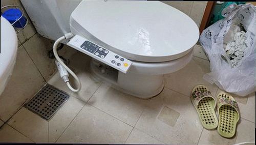 누수탐지 천장 얼룩과 벽면 습기 흔적을 확인하는 현장