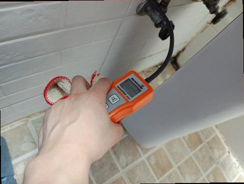 서초구 누수탐지 천장과 벽면에 나타난 누수 흔적을 확인하는 모습