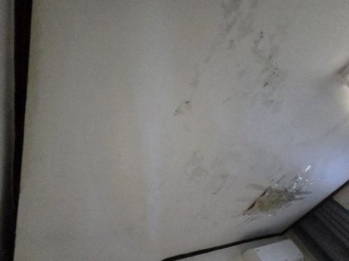 누수탐지 배관 주변을 장비로 확인하고 탐지 범위를 좁히는 과정