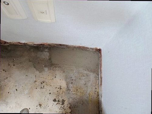 누수탐지 바닥과 벽면의 습기 흔적을 확인하는 모습