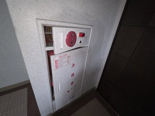 누수탐지 배관 주변을 확인하고 누수 측정 장비를 사용하는 점검 장면