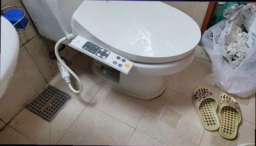 누수탐지 벽면 습기와 누수 흔적을 확인하는 현장 모습