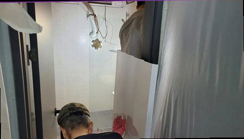 누수탐지 측정 장비로 누수 의심 구간을 확인하고 기록하는 과정
