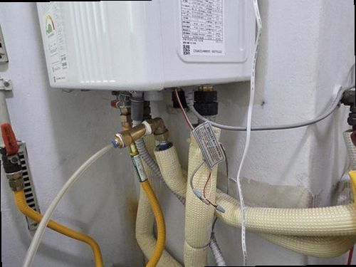 누수탐지 관찰 기록 시트와 계량기 수치를 대조하는 장면
