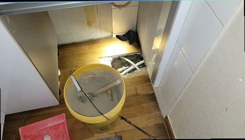 송파구 누수탐지 바닥과 벽면의 습기 흔적을 살피는 현장 점검 모습