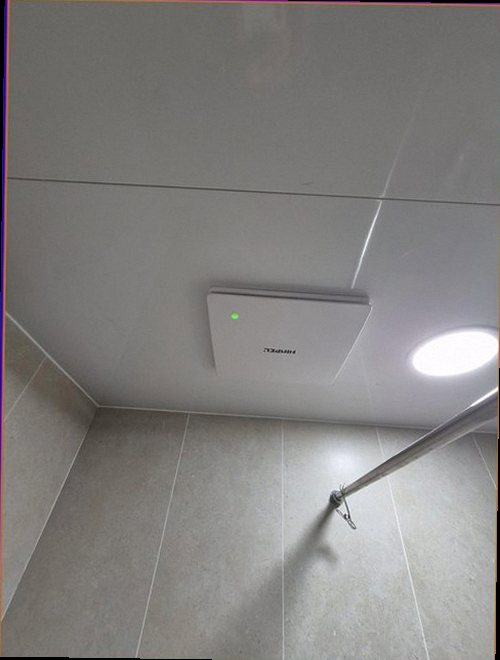 은평구 누수탐지 욕실 배관과 연결 부위를 확인하는 모습