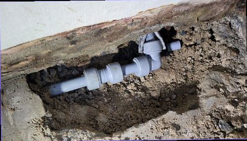 종로구 누수탐지 누수 보수 후 건조 상태와 주변 마감 상태를 확인하는 모습
