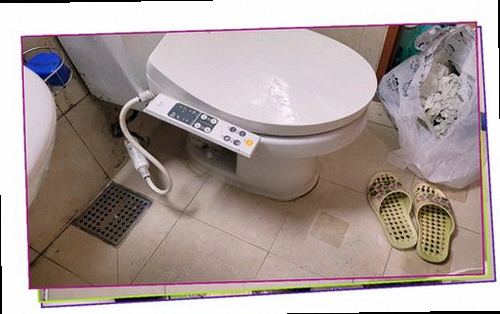 종로구 누수탐지 싱크대 하부장 내부의 습기와 배관 연결부 점검 모습