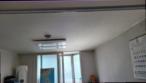 누수탐지 천장 누수 흔적과 점검 지점을 확인하는 현장 모습