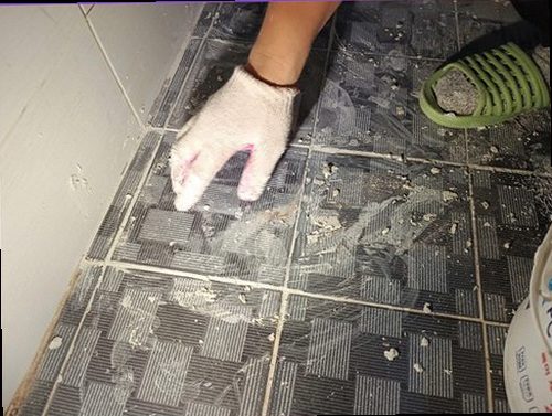 누수탐지 천장 얼룩과 물방울이 나타난 실내 현장