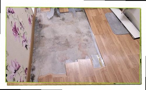 서울 중구 누수탐지 욕실 바닥과 벽면의 물기 흔적을 확인하는 모습