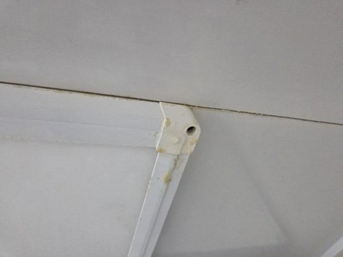누수탐지 천장 얼룩과 벽체 젖은 범위를 비교하는 현장 점검 장면