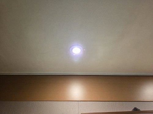 누수탐지 작업 후 배관 상태와 주변 마감 상태를 확인하는 모습