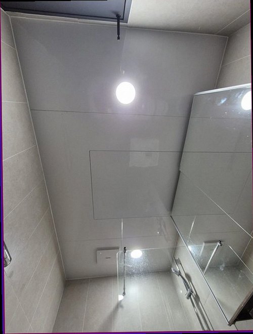 누수탐지 벽면 변색과 배관 주변 누수 흔적을 확인하는 모습