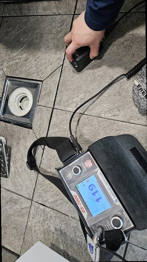 구리 누수탐지 벽과 바닥의 물 자국을 확인하는 점검 장면