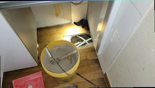 구리 누수탐지 바닥 얼룩과 보일러 압력 변화를 확인하는 현장 점검 모습