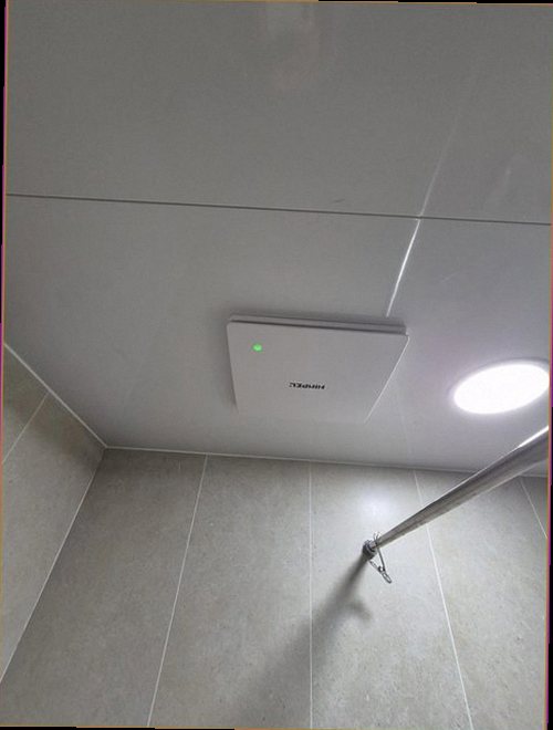 누수탐지 욕실 바닥과 벽면의 물자국을 확인하는 모습