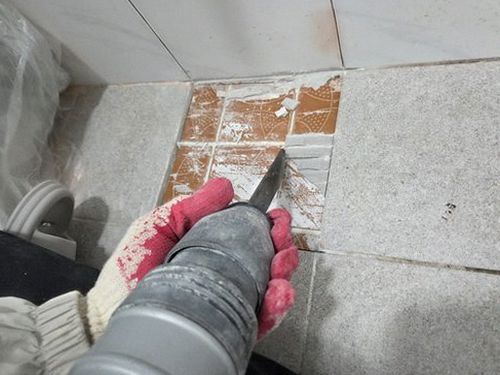 누수탐지 배관 점검 장비로 천장 내부 구간을 확인하는 장면
