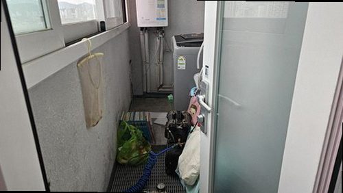 누수탐지 베란다 벽면 얼룩을 살피는 점검 장면