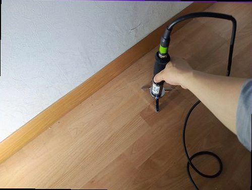 여주 누수탐지 천장 변색 부위와 주변 벽면의 수분 상태를 확인하는 현장