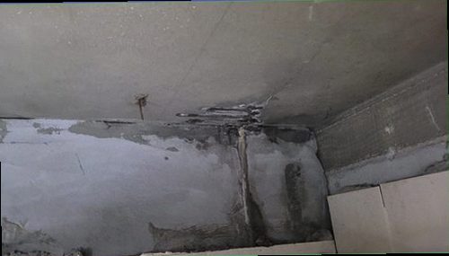 연천 누수탐지 거실 천장 모서리에 번진 누수 얼룩과 벽지 변색 상태