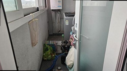 누수탐지 베란다 바닥 물자국을 살펴보는 점검 장면