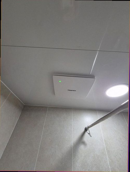 누수탐지 수분 측정기와 배관 점검 결과를 비교하는 장면