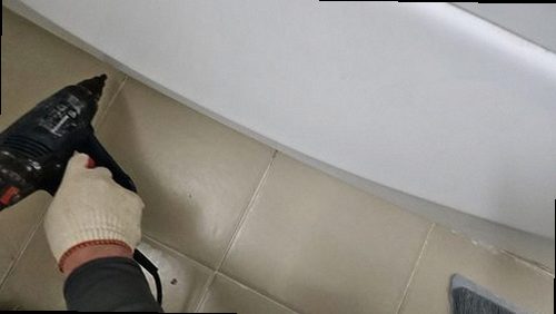 누수탐지 계량기와 수도 밸브가 있는 설비 공간을 점검하는 모습
