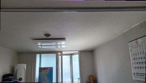 평택 누수탐지 천장과 벽면에 나타난 변색 및 습기 흔적을 비교하는 점검 장면