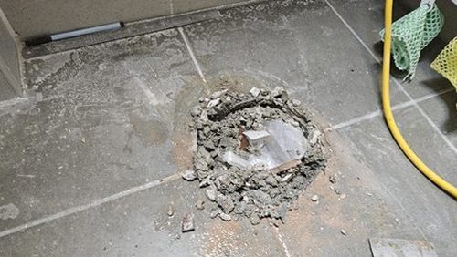 누수탐지 배관 누수 탐지 장비를 점검하는 현장 장면