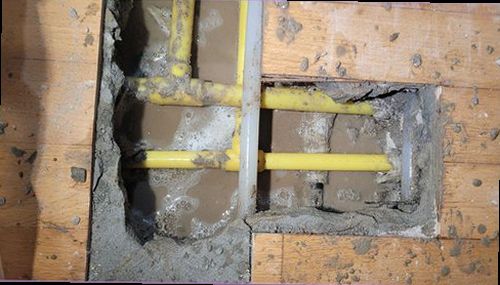 의정부 누수탐지 천장과 벽면에 나타난 누수 흔적을 확인하는 모습