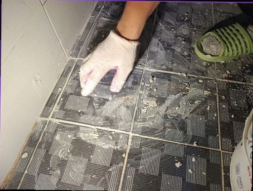 단원구 누수탐지 누수 보수 후 벽면 상태와 측정 결과를 확인하는 장면