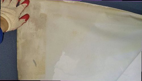 기흥구 누수탐지 배관 연결부를 보수한 뒤 수분 수치를 재확인하는 모습