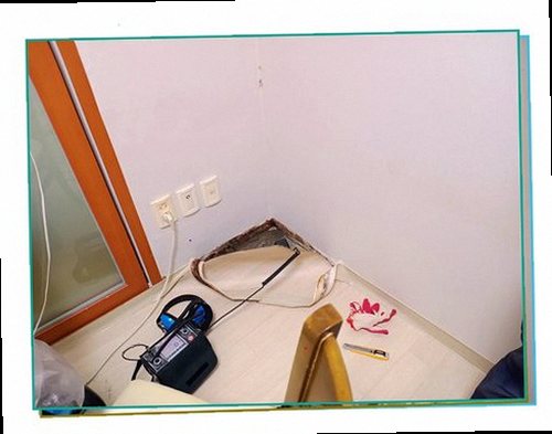 동탄구 누수탐지 보일러실 바닥에 남은 물기와 주변 배관을 확인하는 모습