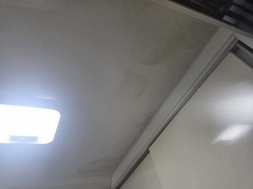 누수탐지 천장 얼룩 부위를 점검하는 장면