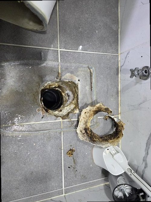 누수탐지 천장 물자국과 배관 주변을 살펴보는 점검 현장