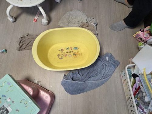 누수탐지 배관 점검 후 보수 범위를 표시한 벽면과 바닥