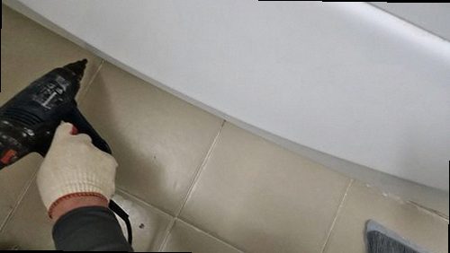 누수탐지 천장 얼룩과 벽면 젖음 상태를 기록하는 점검 장면