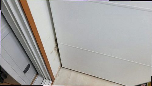 누수탐지 누수로 손상된 벽면과 주변 가구를 점검하는 장면