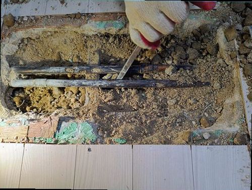서해구·검단구 누수탐지 연결부 보수 후 압력과 주변 수분 상태를 재확인하는 모습
