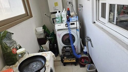 누수탐지 배관 위치를 확인하기 위해 장비를 점검하는 장면