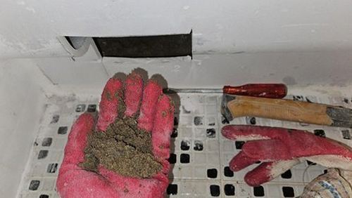 누수탐지 수리 후 배관과 바닥 주변 상태를 재확인하는 과정