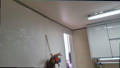 강동구 누수탐지 천장 얼룩과 벽면 습기 흔적을 확인하는 모습